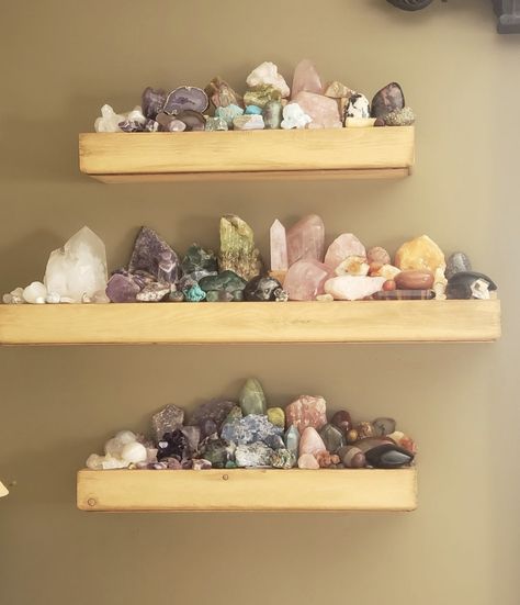 Healing Crystal Display Ideas, Diy Rock Display, Crystal Display Ideas Rock Collection, Ways To Display Crystals, Shelves For Crystals, Rock Display Ideas Diy, Crystal Christmas Decor, Office Crystals, Rocks Display