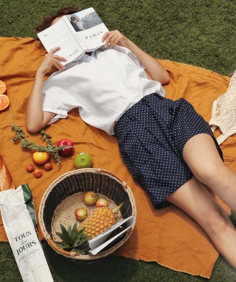 Picnic Fashion Editorial, Vintage Picnic Aesthetic Outfits, Picnic Film Photography, Summer Picnic Photoshoot, Boho Summer Aesthetic, Picnic Editorial, Beach Picnic Photoshoot, Picnic Shoot, Picnic Fashion