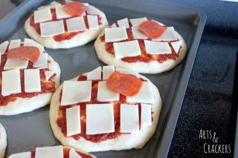 Star Wars Dinner Ideas, Star Wars Themed Food, Star Wars Snacks, Star Wars Party Food, Birthday Cake For Men, Personal Pizzas, Cake For Men, Diy Star Wars, Star Wars Birthday Cake