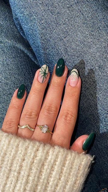 Dark Green Nails With Snowflake, Green Bow Nails, Matte Green Christmas Nails, Emerald Green Nails Christmas, Holiday Green Nails, Sparkly Green Nails, Green Ombré Nails, Holiday Nails Green, Winter Green Nails