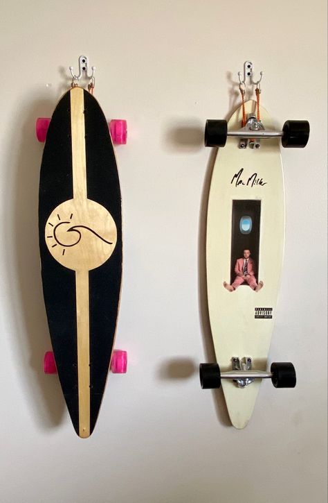 Skateboard Wall Mount Diy, Rgb Room, Skateboard Hanger, Skateboard Wall Mount, Manga Room, Skate Tricks, Room Gaming, Skate Boards, Boards Ideas