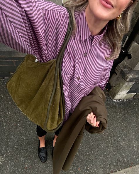 AMY | A very lovely start to September… strolls around Hawkshead 🥀🌿 Shirt & loafers @sessun *pr Trench @sezane *pr Bag @asos | Instagram Autumn Stroll Outfit, 2 Bags Outfit, Sezane Outfit, Fall Fashion Outfits Casual, Bag Outfit, Purple Bag, Mode Inspo, Work Bag, Inspired Outfits