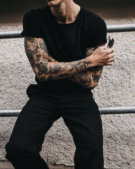 Tattoo Artist Aesthetic, Boys Ootd, Man With Tattoos, Simple Tattoos For Guys, Punk 57, Sharpie Tattoos, Outfit Essentials, Boy Tattoos, Artist Aesthetic