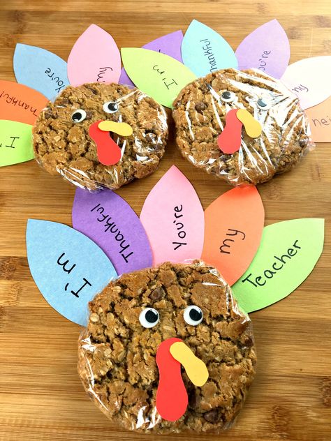 Oatmeal Pie Turkey Craft, Thanksgiving Feast For Preschoolers, Class Thanksgiving Feast, Turkey Themed Snacks For Kids, Oatmeal Cream Pie Turkey Craft, Turkey Kids Snacks, Thanksgiving School Treats, Thanksgiving Turkey Cookies, Preschool Thanksgiving