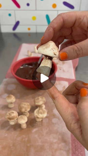 Marshmallow Mushrooms, Edible Mushroom Decorations, Meringue Mushrooms Recipe, Mushroom Meringue, Merengue Mushrooms, Frog Meringue, Mushroom Meringue Cookies, Meringue Mushrooms Easy, Meringue Cookies Mushroom