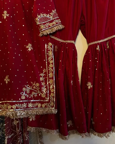 Nayab wedding formals Hand painted and heavily embellished organza dupatta And zardosi work kameez and gharara set Size/color/ design customisation available Order time 4 to 5 weeks DM for more details Or WhatsApp us on 6304014979 #weddingmood #nayabluxe #weddingformals #handpainted #handpainteddupatta #mariasajjadofficial #handpaintedandembellished #india Gharara Designs Pakistani, Gharara Designs Pakistani Bridal, Gharara Designs, Dupatta Designs, Zardosi Work, Desi Fits, Pakistani Fashion Party Wear, Pakistani Fancy Dresses, Dress Embroidery