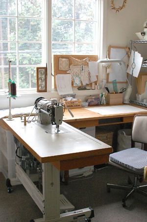 Leather Sewing Machine, Fashion Design Sewing, Design Studio Workspace, Sewing Room Inspiration, Fashion Designer Studio, Sewing Room Design, Deco Studio, Leather Sewing, Craft Room Design