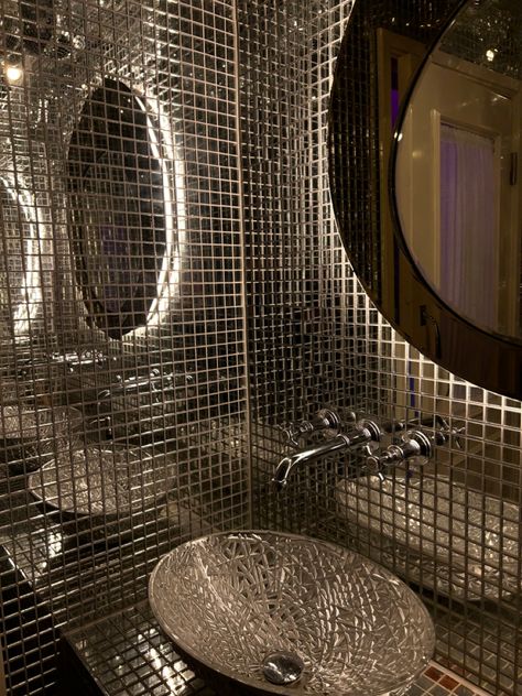 Nightclub Bathroom Aesthetic, Club Toilet Design, Club Bathroom Aesthetic, Disco Interior Design, Disco Bathroom, Studio Flat, Retail Space Design, Mirrored Wallpaper, Toilet Design