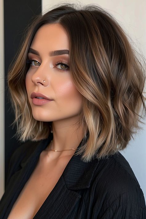 Bob Hair With Balayage, Short Hair Balayage Round Face, Shadow Root On Brown Hair, Shirt Hairstyles For Thick Hair, Brunette Hair Bob Mid Length, Dark Bob Balayage, Balayage For Dark Brown Hair Bob, Short Bob Hairstyles Brown Hair, Short Middle Part Haircuts Women