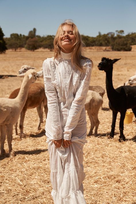 Sir-The-Label-Fall-Winter-2019-Campaign13 Alpaca Photoshoot, Cowgirl Editorial, Cowgirl Photoshoot, Sir The Label, Friend Poses Photography, Breezy Dress, Couple Photography Poses, Nature Girl, Blonde Beauty