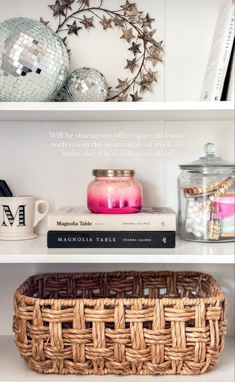 Anthropologie Shelf Decor, Nashville Apartment, Christmas Decor Inspiration, Bookshelf Styling, Room Goals, Hamptons House, Future Apartment, Pretty Decor, Favorite Kitchen