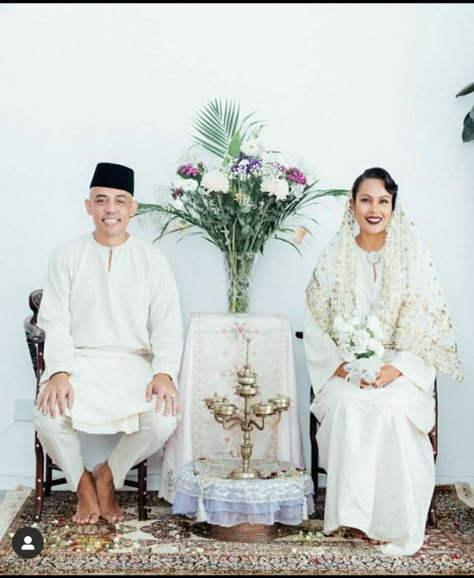 Traditional Malay Wedding Dress, Melayu Wedding, Malay Wedding Dress, Baju Kahwin, Nikah Outfit, Minimal Wedding Dress, Korean Couple Photoshoot, Muslimah Wedding Dress, Nikah Dress