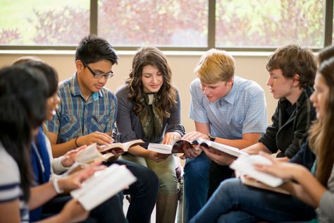 Making the Most of In-Class Book Clubs • Book clubs bring challenges in class management and assessment, but they can lead to improvements in students’ reading ability. Book Club Activities, Debate Team, Student Choice, Feedback For Students, Bible Study Group, Instructional Strategies, Book Clubs, Independent Reading, Class Management