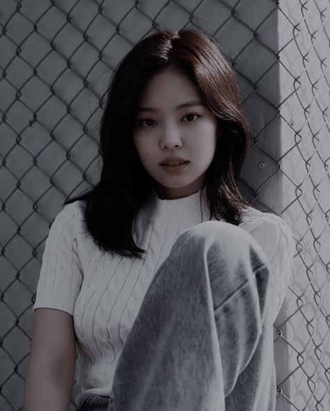 #jennie #bp #blackpink #jennierubyjane #jennieicons #aesthetic #blackpinkinyourarea #blackpinkedit Jennie Kim Blackpink, Jennie Lisa, Jennie Kim, Female Singers, On The Ground, Blackpink Jennie, Yg Entertainment, Korean Singer, Rappers