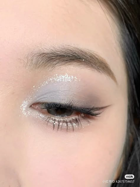 Douyin Glitter, White Eyeshadow Makeup, Blue Eyeliner Makeup, Disco Makeup, Quinceanera Makeup, Glittery Eye Makeup, Silver Eye Makeup, Concert Makeup, Silver Makeup