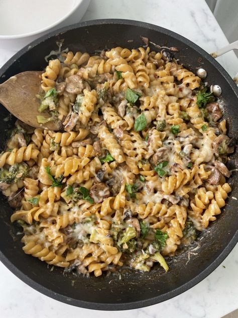 One Pan Chicken Sausage Pasta - Katie Austin Chicken Sausage Pasta, Katie Austin, Burger Salad, Sausage Spaghetti, Austin Food, One Pan Chicken, Sausage And Peppers, Cheesy Sauce, Pan Chicken