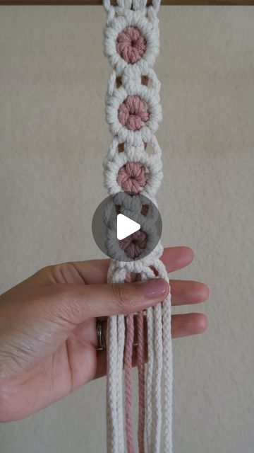 Macrame Circle Pattern, Macrame Hacks, Macrame Flower Tutorial, Flowers Macrame, Diy Wall Hanging Yarn, Macrame Circle, Flower Macrame, Macrame Flowers, Bubble Dog