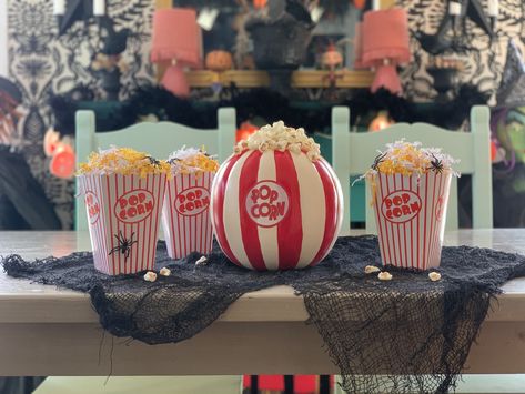 Pumpkin Popcorn, Popcorn Carnival, Popcorn Pumpkin, Decorated Pumpkin, Scary Movie Night, Popcorn Garland, Craft Pumpkins, Pumpkin For Halloween, Train Pumpkin Carving