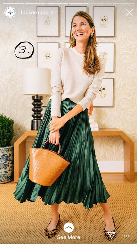 Green Skirt Outfits, Rok Midi, Green Pleated Skirt, Pleated Skirt Outfit, Skirt Diy, Rock Outfit, Office Chic, Pleated Skirts, 가을 패션