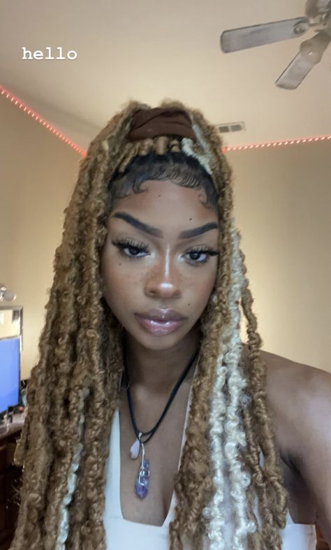 Brown And White Faux Locs, Soft Locs With Blonde Highlights, Honey Blonde Faux Locs Black Women, Brown And Blonde Soft Locs, Blonde Faux Locs Black Women, Honey Blonde Faux Locs, Faux Locs Color Ideas, Blonde Faux Locs, Distressed Butterfly Locs