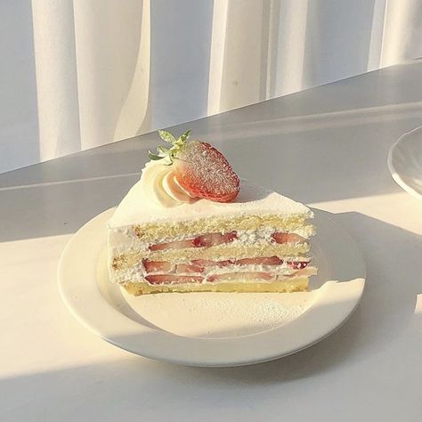 Strawberry Cake Slice Aesthetic, Slice Of Cake Aesthetic, Strawberry Cake Aesthetic, Strawberry Foods, Cake Aesthetic, Slice Of Cake, Tea Green, A Piece Of Cake, Piece Of Cake