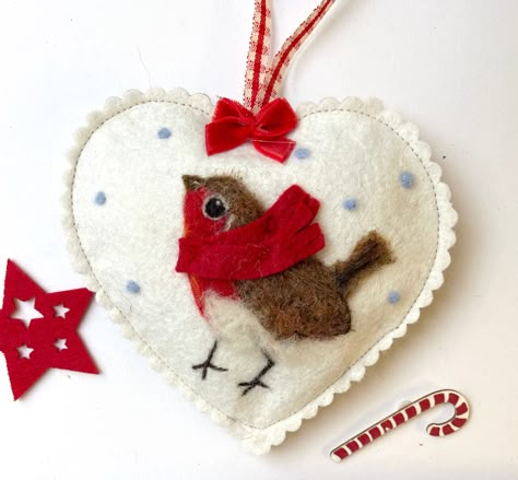 Needle Felted Christmas Decorations, Robin Red Breast, Diy Felt Christmas Ornaments, Felted Christmas, Christmas Bowl, Wool Felt Projects, Snow Falls, Needle Felted Christmas, Felt Crafts Christmas