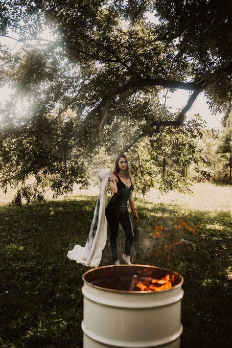 Wedding Dress Burning Pictures, Burn Wedding Dress Divorce, Divorce Party Ideas Photo Shoots, After Divorce Photoshoot, Breakup Party, Divorce Celebration, Wedding Dress Photoshoot, Bouidor Photography, Party Photoshoot