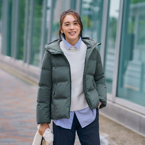 What makes a Seamless Down coat different? | UNIQLO TODAY | UNIQLO EU Hooded Winter Coat, Commute To Work, Winter Layering, Ripstop Fabric, Down Parka, Hooded Coat, Down Coat, Short Jacket, Fall Looks