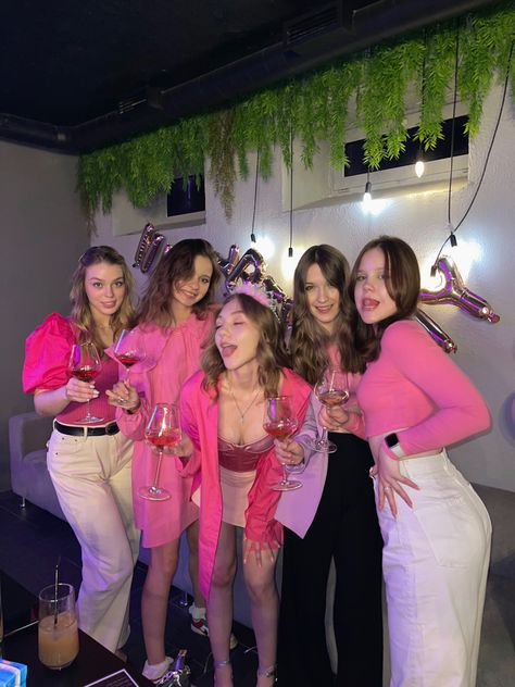 Pink Party Aesthetic Outfits, Black And Pink Party Outfit, Birthday Dresscode Ideas, B Day Photo Ideas, Dress Code For Birthday Party, Pink Party Outfit Ideas, Pink Bday Outfit, Pink Theme Outfit, Pink Birthday Party Outfit