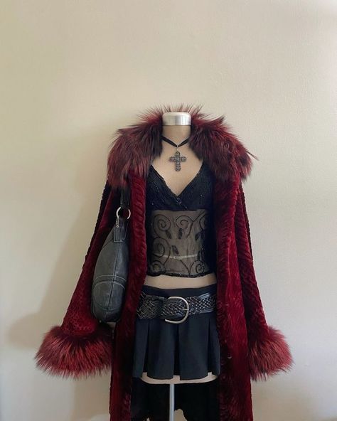 Fall Gothic Outfits, Modern Vampire Aesthetic Outfit, Fur Trim Coat Outfit, Modern Vampire Outfit, Vampire Clothes, Swaggy Outfits, Goth Outfits, Alternative Outfits, A Cross