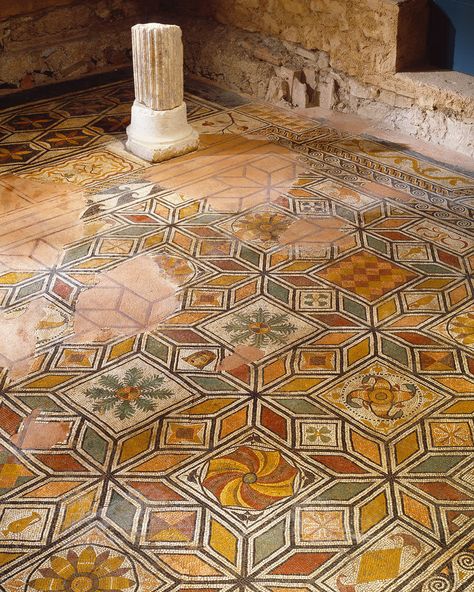 Roman and Greek Art — Floor mosaics of Domus Ortaglia, Brescia (Brixia).... Mosaic Floors, Tiled Quilt, Roman Mosaic, Rome Antique, Empire Romain, Modern Mosaics, Classical Antiquity, City Museum, Roman Art