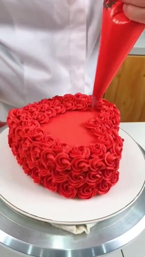 Dessert St Valentin, Valentine Day Cake, Bolo Red Velvet Receita, Cake Decorating Easy, Piping Cake, Valentines Cakes, Cake Decoration Ideas, Bolo Red Velvet, Cake Decorating Icing