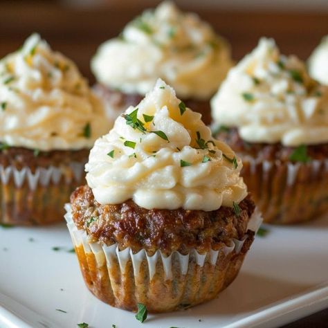 Meatloaf Cups, Cupcake Receptek, Mini Meatloaf Muffins, Meatloaf Cupcakes, Bacon Meatloaf, Mini Meatloaf, Mini Meatloafs, Meatloaf Muffins, Potato Toppings