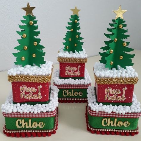 Érica e Bia on Instagram: "Hoje é dia de comemorar o 2° mêsversario da Chloe Maria, com o tema 🎅"Meu 1° Natal" 🌲 Qual será o próximo tema que a mamãe @gicamariiaofc irá escolher? #meuprimeironatal #lembrancinhanatal #temanatal" Gingerbread House, Gingerbread, Christmas, On Instagram