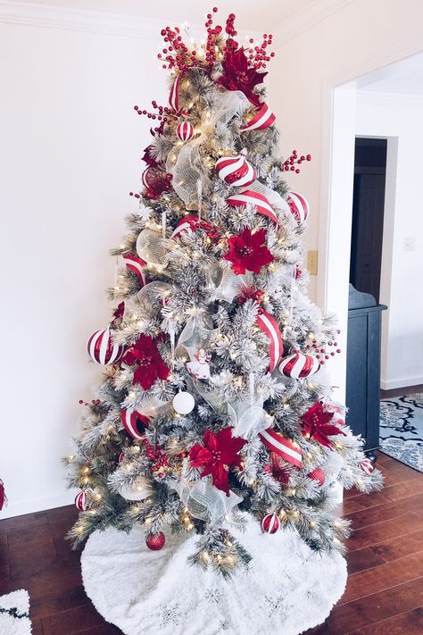 Red and white Christmas tree 2020 Christmas Living Room Ideas, White Xmas Tree, Red And White Christmas Tree, Red And White Christmas, Christmas Living Room, Grey Christmas, Christmas Decorations Living Room, Red Checkered, Christmas Living Rooms