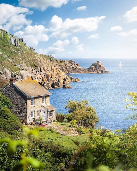 Cottages England, Seaside Inn, House With Land, English Seaside, Brindleton Bay, Country Living Uk, Cornish Cottage, Future Vision Board, Cornwall Cottages