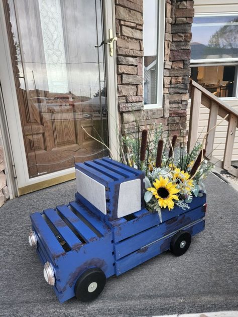 DIY vintage truck planter Pallet Projects Garden Planters Easy Diy, Crate Flower Boxes, Wood Crate Projects, Wooden Crate Planter Ideas, Wooden Truck Diy, Things To Build With Scrap Wood, Easy Diy Wooden Projects, Western Yard Decor, Easy Building Projects