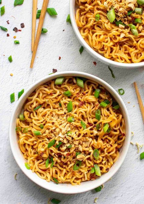 Spicy Peanut Butter Ramen, Peanut Butter Ramen Noodles, Butter Ramen Noodles, Top Ramen Recipes, Spicy Asian Noodles, Spicy Peanut Butter, Peanut Butter Ramen, Noodle Food, Healthy Pesto