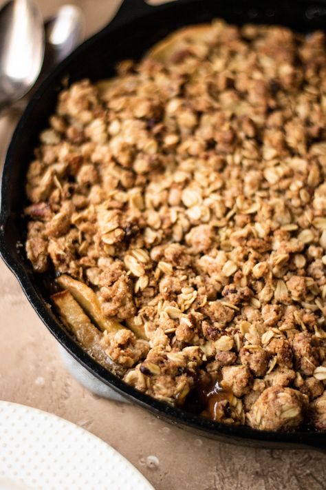 easy skillet apple pecan crisp - SO MUCH FOOD Apple Pecan Crisp, Skillet Apple Crisp, Pecan Crisp, Best Apple Crisp Recipe, Crisp Topping, So Much Food, Best Apple Crisp, Rustic Dessert, Apple Crisp Recipe