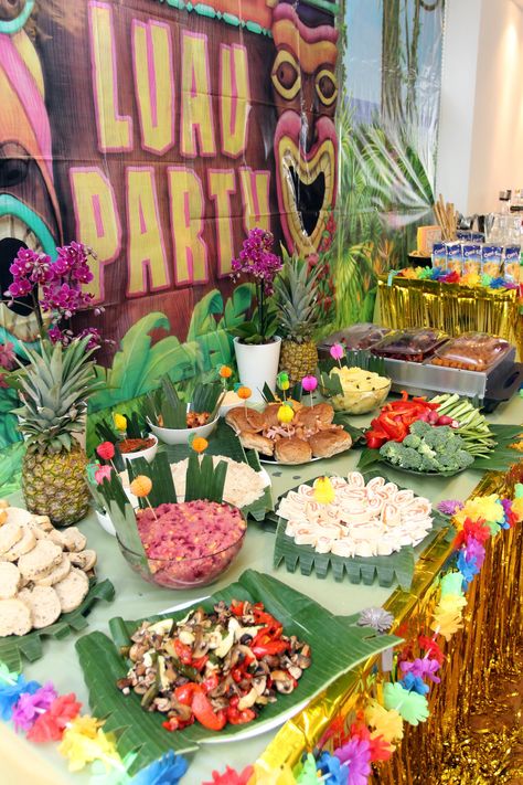 Luau party food table Luau Food Table Set Up, Luau Party Dessert Table, Tiki Party Food, Tropical Birthday Decorations, Tiki Party Decorations, Hawaiian Party Food, Luau Party Food, Birthday Party Menu, Hawaii Themed Party