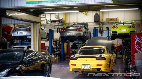 JDM Garage Japanese Garage Design, Tuner Garage, Jdm Garage House, Jdm Gas Station, Fatlace Jdm, Jdm Garage, Car Guy Garage, Car Showroom Design, Garage Designs