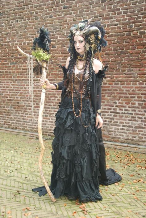 Krampus Costume Female, Female Krampus Cosplay, Dark Fairy Costume, Voodoo Costume, Ren Faire Ideas, Ren Faire Outfits, Renn Faire, Fair Outfit, Ren Faire Costume