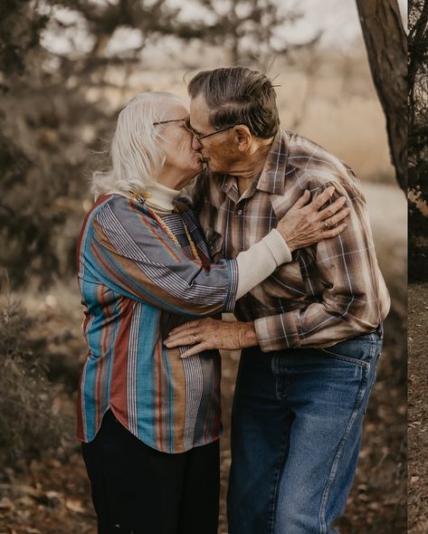 Forget your kids & dogs, bring your dang grandparents to the session😍😍😍 One of my favorite family’s returned for an extended family session & we captured the definition of love & chaos ♥️ #familyphotos #extendedfamily #familytime #grandparents #greatgrandparents #grandchildren #kansasphotographer #kansasfamilyphotographer #kansasliving #kansaslivingmag #midwestliving #midwestphotographer #midwestfamilyphotographer #lifestylephotography #loveandchaos #dirtybootspresets #authenticlove Grandparents With Grandkids Photo Ideas, Grandparent Photoshoot Grandkids, Grandparents Photoshoot Grandkids, Grandparents With Grandkids, Grandparent Photoshoot, The Definition Of Love, Extended Family Session, Midwest Living, Great Grandparents