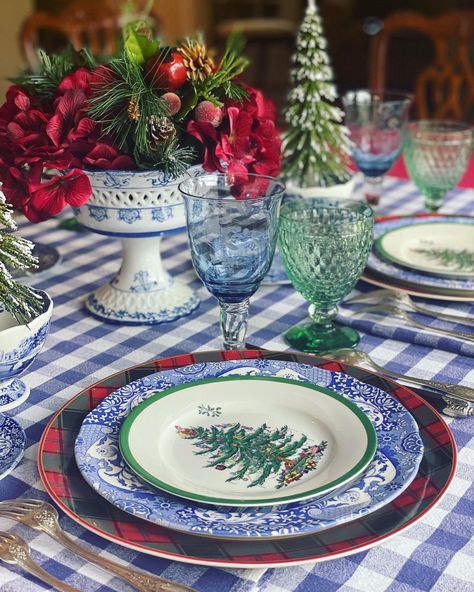 A winter blues mix and match Christmas table featuring Spode Christmas Tree, Tartan, and Blue Italian. 🎄 📸: @addictedtochina on IG Green Placemats, Iconic Christmas, Chinoiserie Christmas, Blue Christmas Decor, Red Napkins, Christmas Dinner Table, Tartan Christmas, Christmas Tableware, Christmas Tablescape