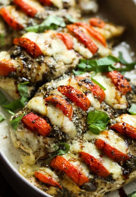 Stuffed Caprese Chicken, Delish Chicken Recipes, Caprese Stuffed Chicken, Chicken Caprese Recipe, Fresh Mozzarella Recipe, Cookies And Cups, Easy Chicken Recipe, Caprese Recipes, Stuffed Chicken Breast