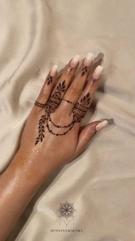 Super Simple Mehndi Designs, Easy Mendhi Patterns, Nail Henna Design, Simple Indian Henna Designs, Super Simple Henna Designs, Mendhi Designs Easy, Henna Design Simple Easy, Henna Simple Designs Easy, Quick Henna Designs