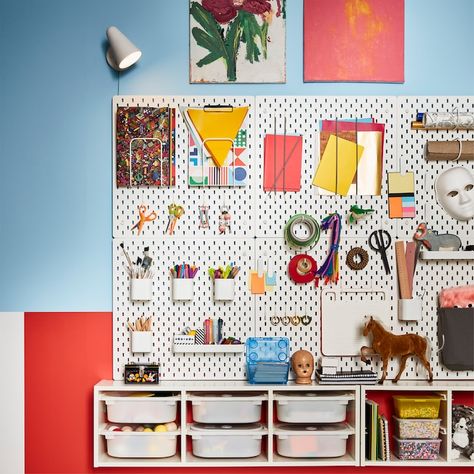 Kids Art Corner, Skådis Ikea, Loft Bed Ideas For Small Rooms, Pegboard Craft Room, Ikea Pegboard, Ikea Skadis, Bed Pocket, Loft Bed Frame, Art Supply Organization