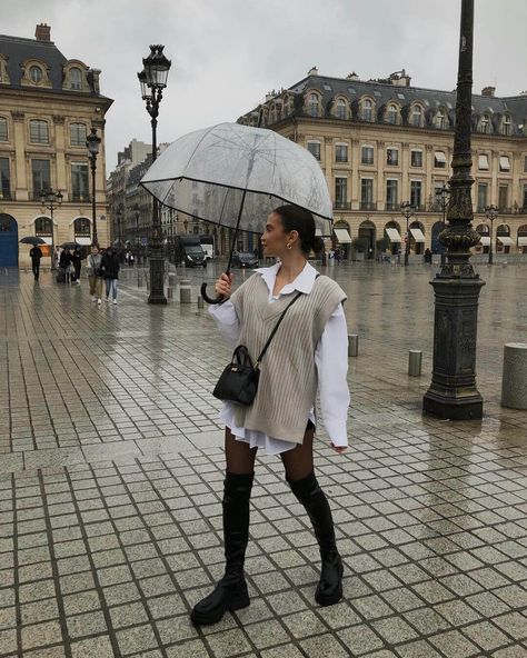 Rainy Outfit Ideas, Raining Day Outfit, Rainy Outfit, Rain Outfit, Casual Chic Outfits, Europe Outfits, Neue Outfits, Paris Outfits, Casual Chic Outfit