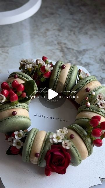 NATALIE MEREACRE on Instagram: "Macaron Wreath 🎄 Flowers are not edible part . You can use artificial flowers or wafer paper flowers instead" Macaron Wreath Christmas, Macaron Wreath, First Birthday Decorations Girl, Wreath Cake, Christmas Macarons, Wafer Paper Flowers, Thanksgiving 2024, Birthday Post, Birthday Post Instagram