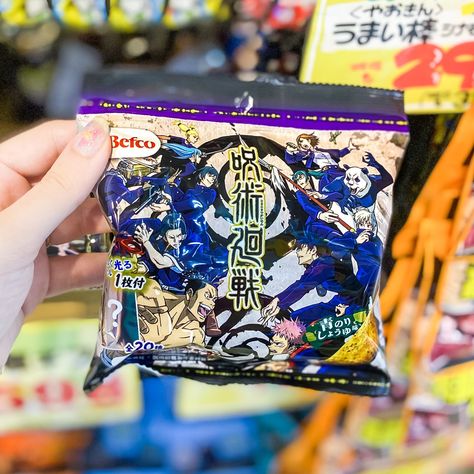 📣 Calling all Jujutsu Kaisen stans! ✨ This pack of seaweed soy sauce-flavored rice crackers is the perfect snack for anime marathons at home! 💯 #japanesesnacks #jujutsukaisen #japanlover Anime Snacks, Snacks Japonais, Room Anime, Japan Snacks, Japanese Treats, Rice Crackers, Flavored Rice, Korean Snacks, Asian Snacks